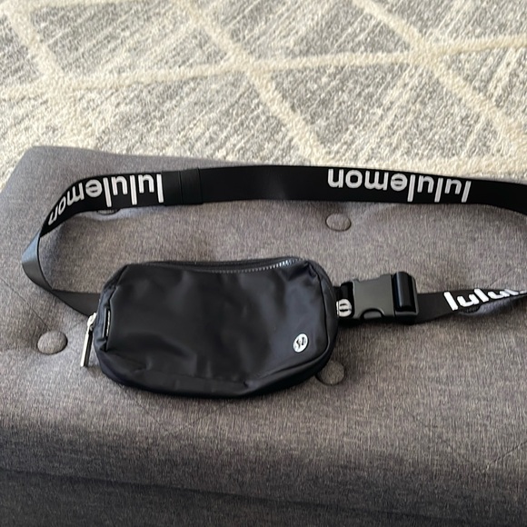 lululemon athletica Handbags - Lululemon 1Lt Everywhere Belt Bag